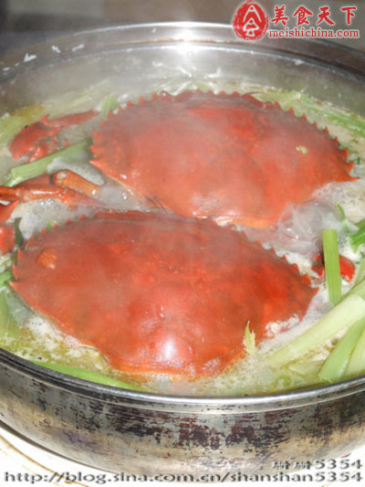一拆开只蟹，他就开始哇哇大叫，一直在叫：好靓啊！