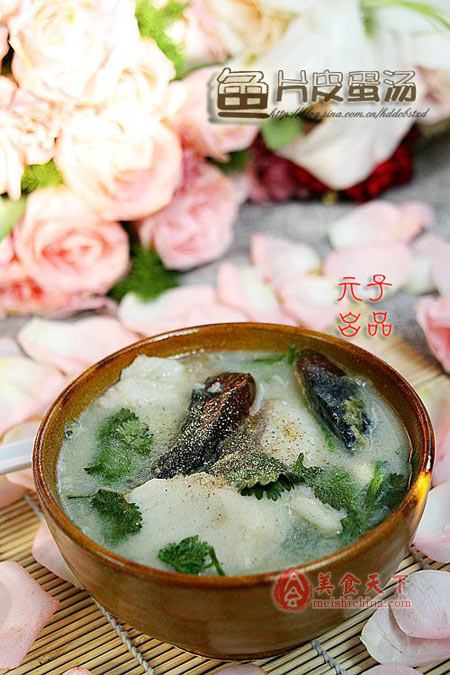 疗唇部开裂排毒养颜的一道药用美味-鱼片皮蛋汤