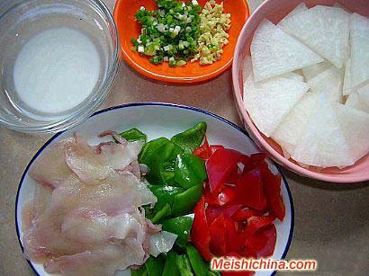 白萝卜烧鱿鱼的详细做法·美食中国图片-meishichina.com