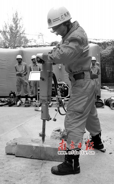 昨天,地震局工作人员展示装备,普及地震知识。南方日报记者 王辉 摄