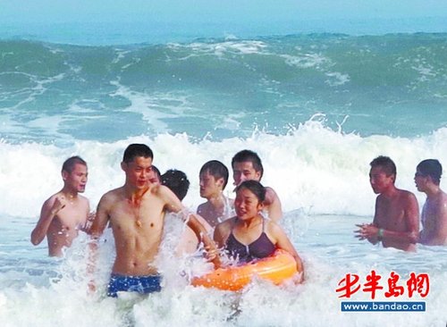 大浪吞人处，仍有戏水客
