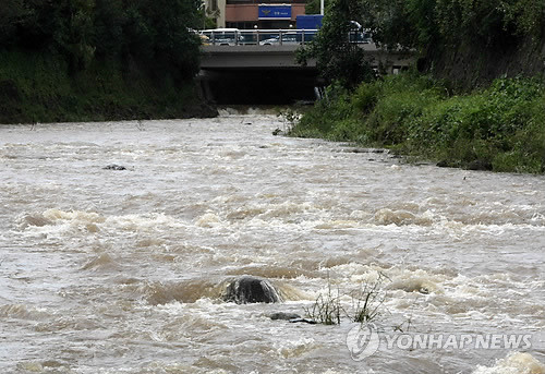 受台风“天秤”带来的降雨影响，韩国济州地区的河川30日水位大幅上涨。