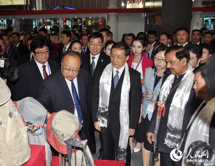 国家旅游局局长李金早和国内外嘉宾一同巡馆。 人民网 冯亚涛 摄
