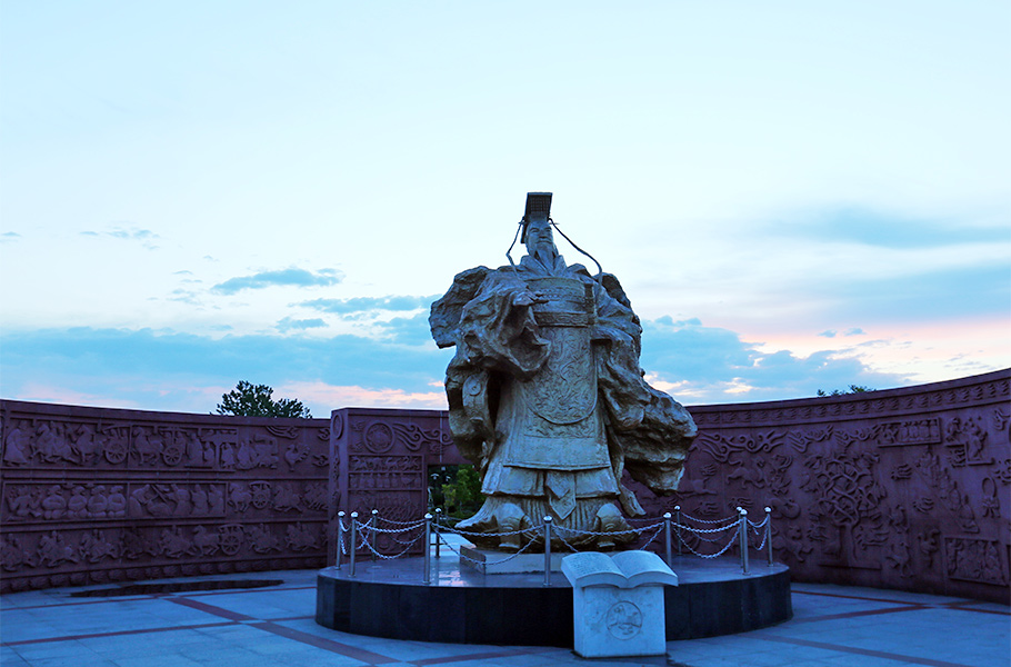 广场上巨大的秦皇雕塑，始皇当年雄风犹存。