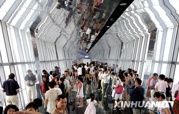 上海环球金融中心100层的观光天阁内游人如织（摄于8月27日）。