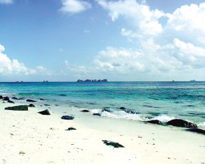 成片的白沙滩如玉带般环绕着整个邦咯岛
