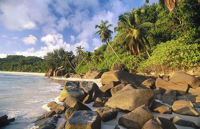 塞舌尔(Seychelles)是位于印度洋西南部的群岛国家,西距非洲大陆东岸1500公里,南离马达加斯加900多公里。面积455.39平方公里(陆地面积),领海面积40万平方公里,专属海洋经济区面积100万平方公里。地处欧、亚、非三大洲中心地带,为亚、非两洲交通要冲,地理位置十分重要。西距肯尼亚蒙巴萨港1593公里,西南距马达加斯加925公里,南与毛里求斯隔海相望,距印度2831公里。由115个大小岛屿组成,最大岛屿马埃岛面积148平方公里。