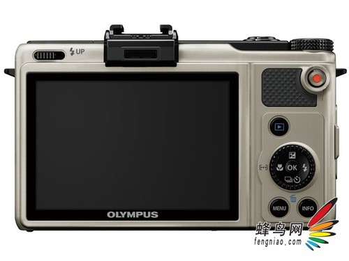 奥林巴斯发布银色限量版本XZ-1相机套装