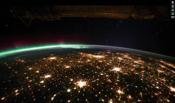 空间站夜间从空中飞过,拍摄到大城市闪烁的灯光 空间站夜间从空中飞过,拍摄到大城市闪烁的灯光