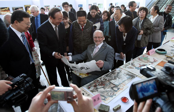 残疾人为克雷文展示剪纸艺术
