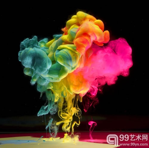 英国摄影师Mark Mawson的新作品令人难忘。这组新作名为《荧光水》（Aqueous Fluoreau），是他早前作品《水》（Aqueous）的眼神作品。