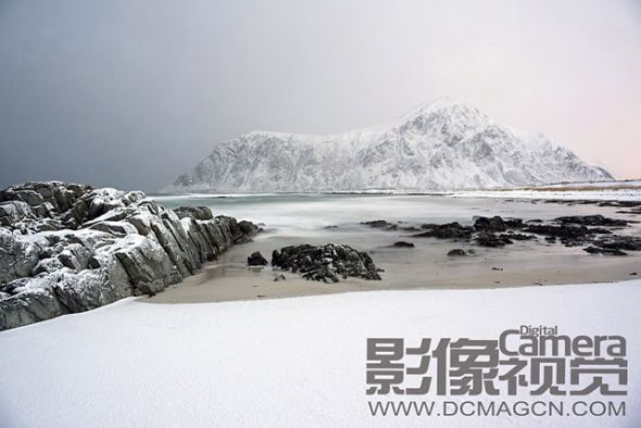 雪景的动态范围相当大，这对大多数相机都是一个严苛的考验。以画面中的高光部正常曝光为标准进行曝光，必要的时候可以使用环形偏振镜以避免眩光。