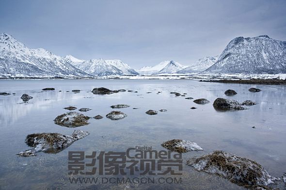 用RAW格式来拍摄，这样你就能在后期处理时自由地调节照片的白平衡。