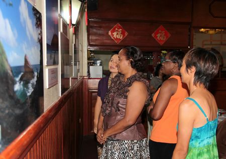 “中国人眼中的特多”摄影展多巴哥巡展开幕