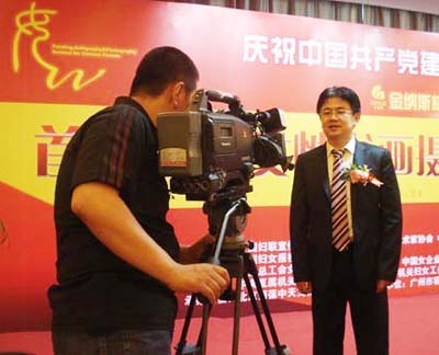 韩敏董事长接受中央电视台记者采访(人民日报海外版孟江波 摄)