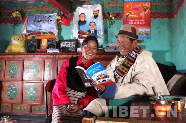 旧西藏朗生白玛云丹老人向儿女讲述西藏历史，不忘旧西藏的苦难，珍惜新西藏的幸福