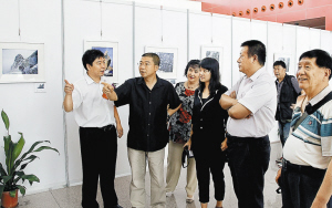 8月14日上午，百年华山摄影艺术国际巡回展在深圳市民中心B座东礼仪厅开展，吸引了众多摄影爱好者和市民前来观看，本次展览是由华山管委会和深圳企业家协会联合举办。
