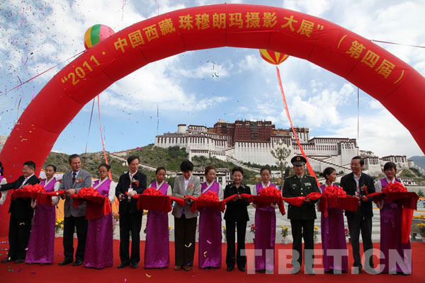 2011·中国西藏珠穆朗玛摄影大展开幕式现场。