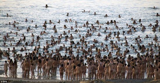 摄影师召集千人聚死海拍摄裸体合照