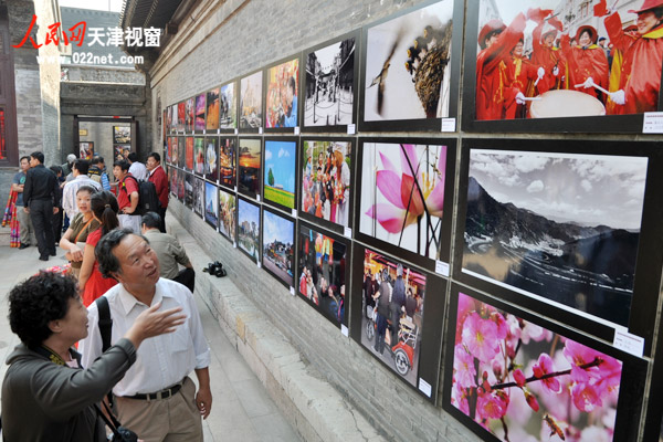 日前，辛亥百年书画摄影艺术展在天津老城博物馆开幕。此次展览共展出书画五十余幅、摄影作品百余幅，吸引百余名摄影爱好者光临。(靳煦男摄)