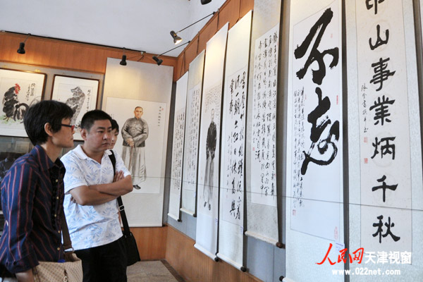 日前，辛亥百年书画摄影艺术展在天津老城博物馆开幕。此次展览共展出书画五十余幅、摄影作品百余幅，吸引百余名摄影爱好者光临。(靳煦男摄)