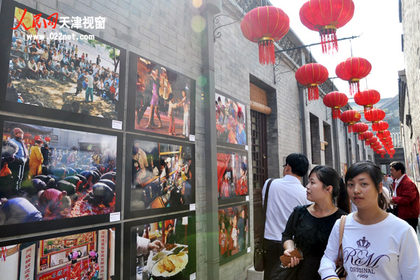 日前，辛亥百年书画摄影艺术展在天津老城博物馆开幕。此次展览共展出书画五十余幅、摄影作品百余幅，吸引百余名摄影爱好者光临。(靳煦男摄)