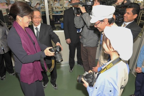 尼康官方报道泰国总理参观单反制造工厂