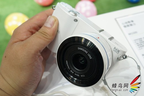 P&E2012：彩色饼干头 三星展示NX新产品