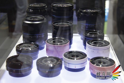 P&E2012：彩色饼干头 三星展示NX新产品
