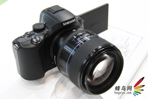 P&E2012：彩色饼干头 三星展示NX新产品