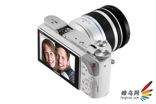 改进为翻转LCD 三星推出NX300M新型单电