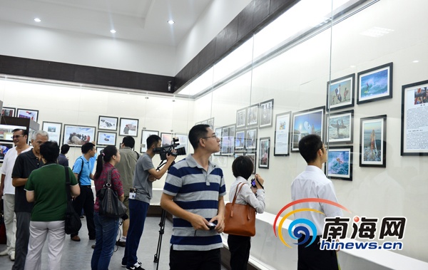 5月3日,2013年首届海南省青年摄影联展在海口市博物馆开展,共展出15名作者的15组150幅摄影作品。图为观众在观看作品。(南海网记者秦彦摄)