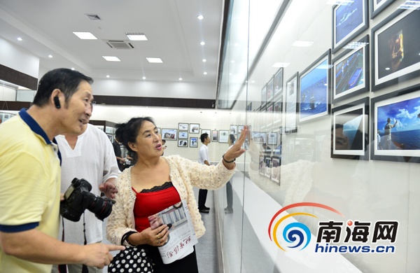 5月3日,2013年首届海南省青年摄影联展在海口市博物馆开展,共展出15名作者的15组150幅摄影作品。图为观众在观看作品。(南海网记者秦彦摄)