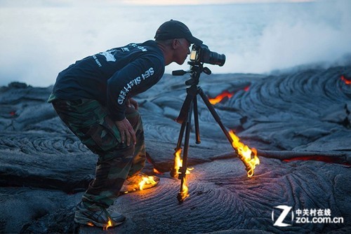 史上最敬业的摄影师脚架着火了还在拍
