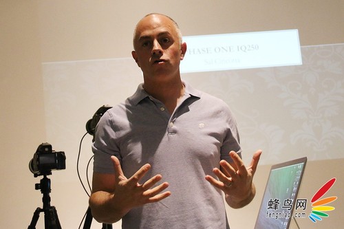 更强高感 飞思发布首款CMOS中画幅后背