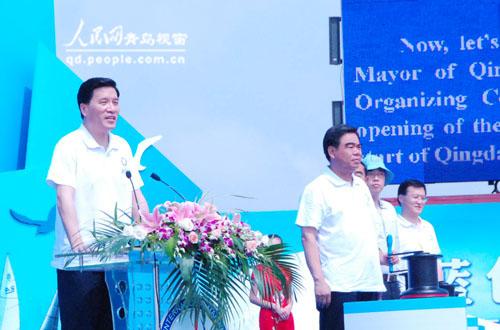 2010中国青岛国际海洋节组委会主席、青 岛市委副书记、市长夏耕(左一)宣布海洋节开 幕！青岛-日照帆船拉力赛起航！
