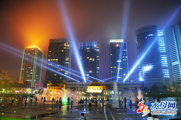 今晚到滨海广场看夜景吧！