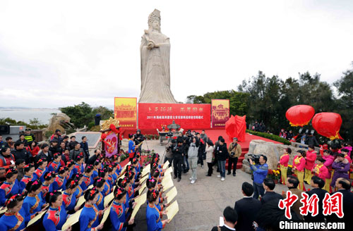 2月11日,农历正月初九。由两岸联办的“2011年海峡两岸庆赏元宵佳节妈祖灯会”在福建莆田湄洲妈祖祖庙、台湾云林北港朝天宫同时启动。中新社记者 刘可耕 摄 2月11日,农历正月初九。由两岸联办的“2011年海峡两岸庆赏元宵佳节妈祖灯会”在福建莆田湄洲妈祖祖庙、台湾云林北港朝天宫同时启动。中新社记者 刘可耕 摄