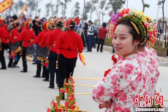 延续数百年 福建泉州蟳埔妈祖巡香民俗热闹上演