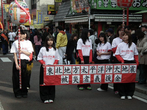 横浜中华街祭祀“妈祖” 为地震灾民祈福募捐(图)