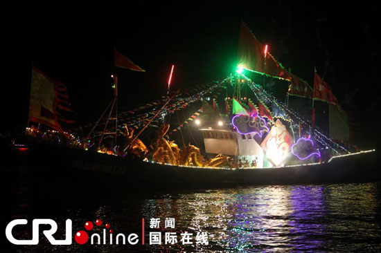渔船在灯光及焰火点缀下分外妖娆载有妈祖雕像的渔船参加巡安仪式 作为第