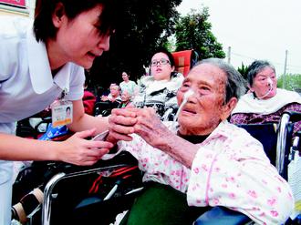 大甲妈祖绕境102岁失智老妇微笑泛泪拜妈祖（图）
