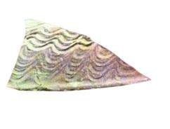 卫山脚下出土的波浪纹饰古陶片。