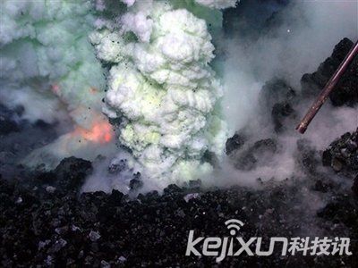美国科学家目睹了迄今发现的最深海底火山的喷发
