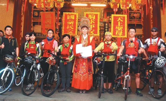 宜兰县长夫人林素云中昨天扮成妈祖,为骑脚踏车疯妈祖活动代言。