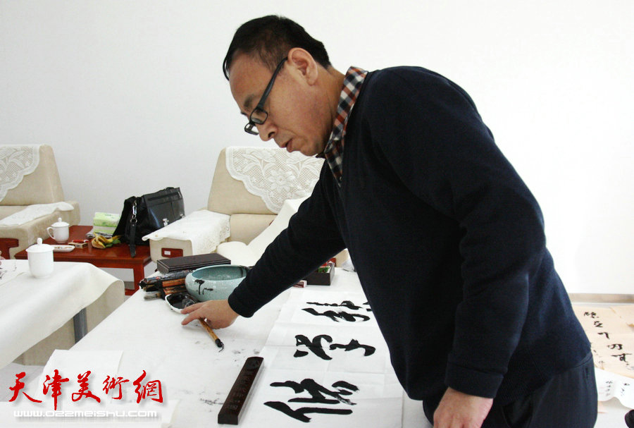 津门书画家走进国家海洋博物馆活动在中新生态城渤海监测监视基地举行,图为王炳学。