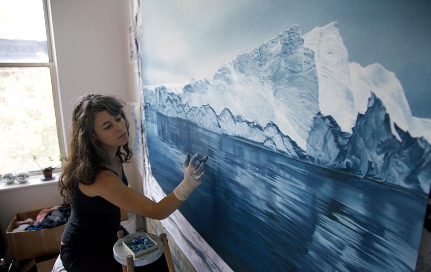 美国纽约一名艺术家用手指当画笔，创作了一系列惟妙惟肖的海洋和冰川风景画，令人称奇。（图片来源：英国媒体）