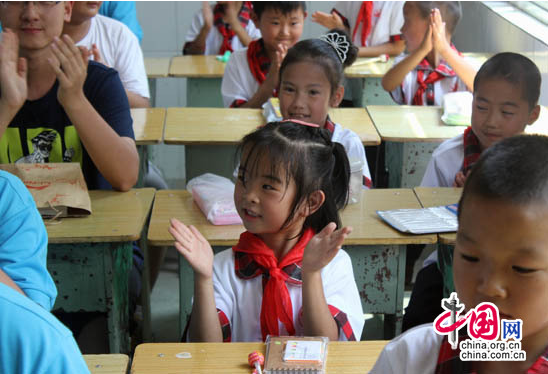 夏令营营员和当地海洋希望小学学生“手拉手”结对子 夏令营营员和当地海洋希望小学学生“手拉手”结对子