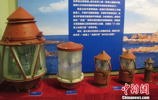 图为展出的灯塔灯器实物。 付美斌 摄
