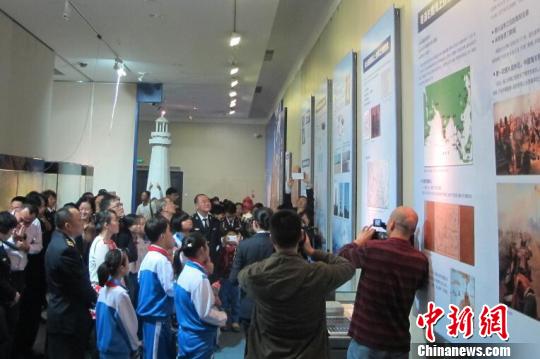 图为市民和学生参观展览。 付美斌 摄